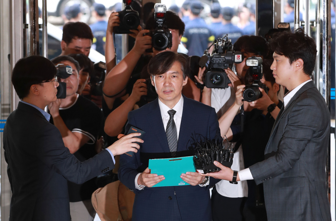 조국 법무부 장관 후보자가 지난 22일 인사청문회 준비 사무실이 마련된 서울 종로구 적선빌딩으로 출근하며 취재진 질문에 답하고 있다. [연합]