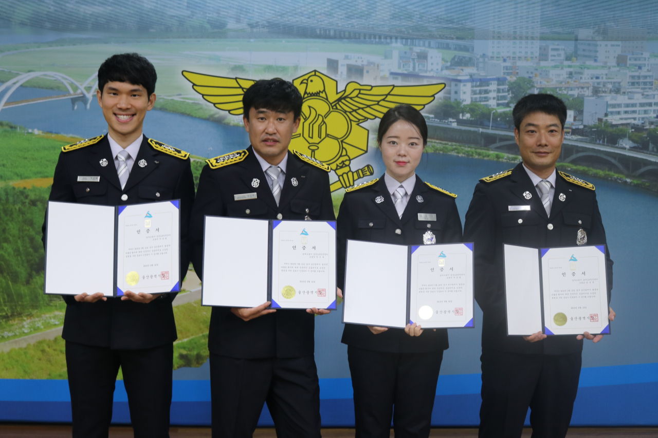 울산 남부소방서 삼산119안전센터 소속 안신욱, 김상윤, 김소희, 우승범 구급대원이 울산에서는 처음으로 ‘브레인 세이버’의 영예를 안았다.