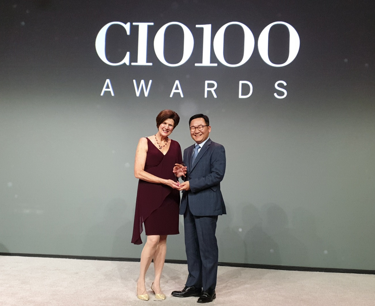 삼성전기 글로벌기술센터장 이갑수 상무(우측)가 ‘2019 CIO 100 Awards’를 수상하고 있다.[삼성전기 제공]