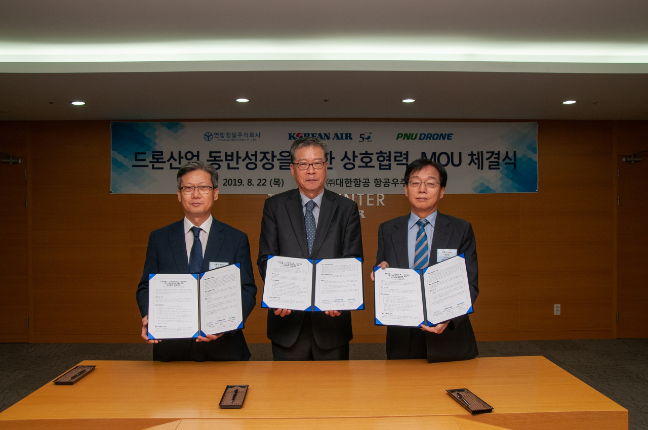 왼쪽부터 연합정밀 김용수 대표, 대한항공 김인화 항공우주사업본부장, 피앤유드론 강범수 대표가 MOU 체결 후 기념 촬영을 하고 있다. [대한항공 제공]