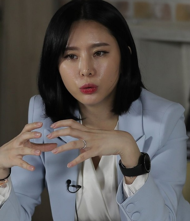 ‘장자연 성추행 혐의’로 기소된 전직 언론인에게 1심에서 무죄가 선고됐다. 재판부는 ‘장자연 리스트’와 관련, 당시 추행 행위를 봤다고 주장하는 유일한 증인인 윤지오(사진) 씨의 증언이 신빙성이 없다고 판단했다. [연합]