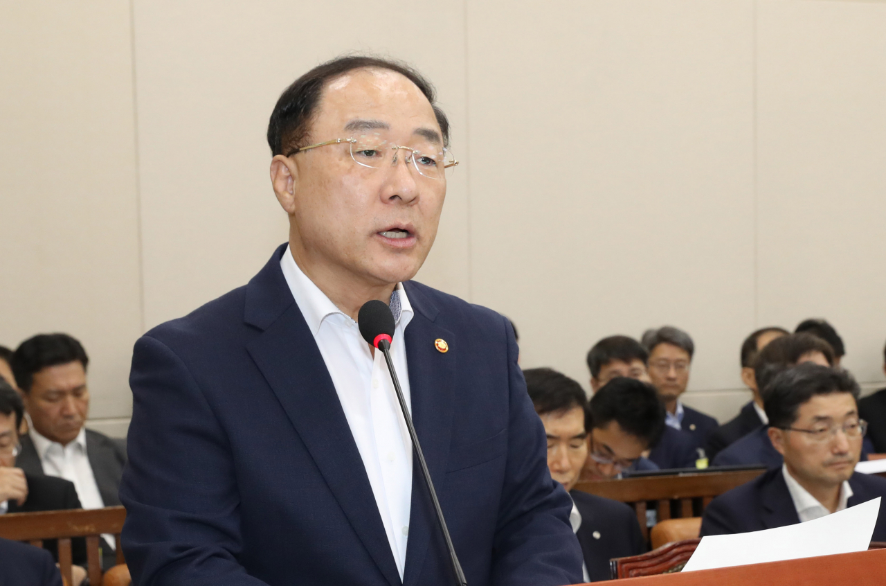 홍남기 경제부총리가 22일 오후 계속된 국회 기획재정위원회 전체회의에서 현안보고를 하고 있다. [연합]