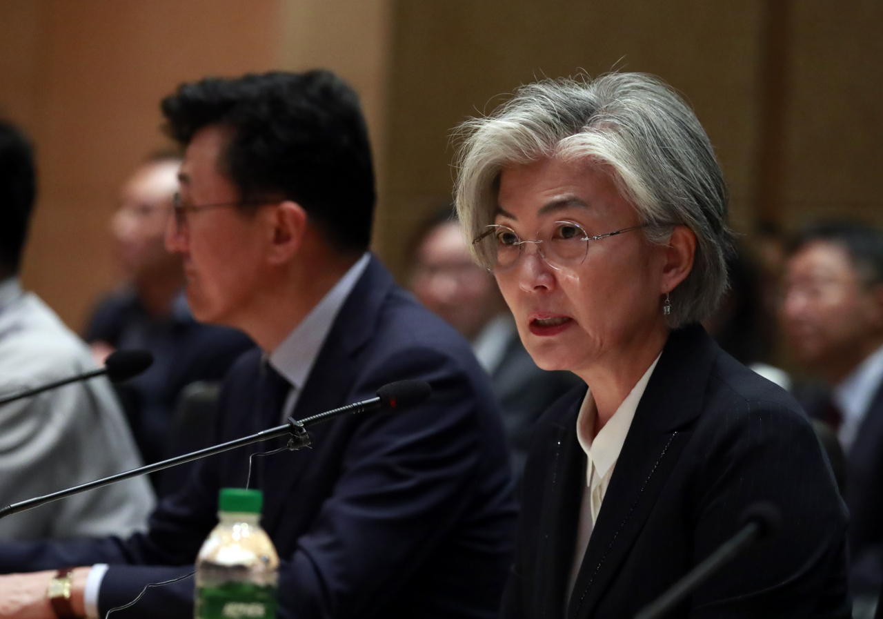 한일중 외교장관 회담차 방중한 강경화 외교장관이 21일 오후 베이징 주중한국대사관에서 열린 기자간담회에서 모두 발언을 하고 있다. 연합뉴스