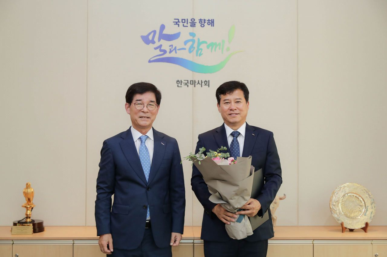 김낙순 한국마사회 회장, 지난 8월 최원일 건전화본부장에게 임명장을 수여하고 있다. [사진=렛츠런파크]