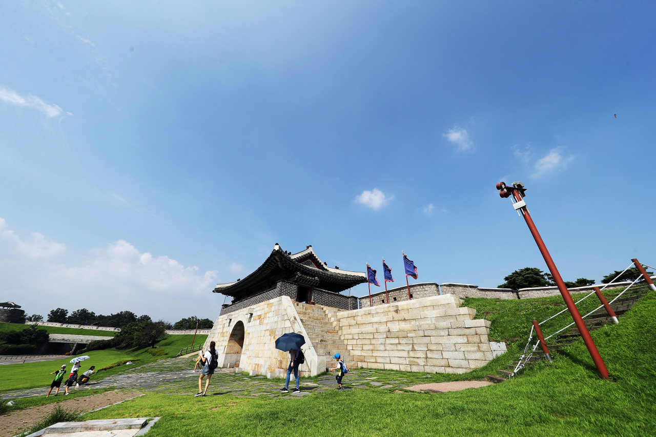 처서를 하루 앞둔 22일 오후 경기도 수원시 세계문화유산 화성(華城) 창룡문 성곽길 모습. [연합]