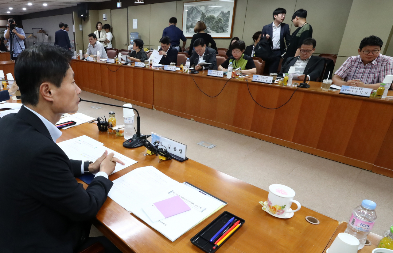 지난 22일 오후 서초구 건강보험심사평가원 서울사무소에서 열린 건강보험정책심의위원회의에서 참석자들이 김강립 위원장의 모두발언을 듣고 있다. [연합]