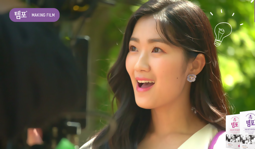 배우 김혜윤이 물놀이에 적합한 체내형 생리대 템포의 광고모델을 맡았다.
