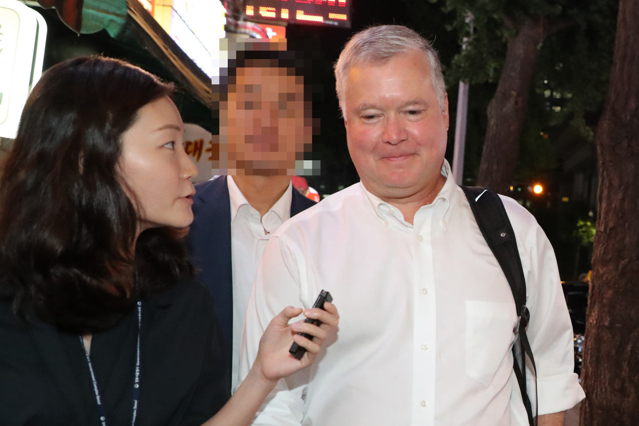 스티븐 비건 미국 국무부 대북특별대표가 지난 22일 오후 서울 종로구의 한 식당에서 저녁 식사를 마친 뒤 나오다 굳은 표정으로 한국 기자의 질문을 받고 있다. 같은 날 한국 정부는 한일군사정보보호협정(GSOMIA·지소미아)을 종료하기로 결정했다. 대북 실무 협상을 총괄하는 비건 대표는 지난 20일 방한했다. [연합]