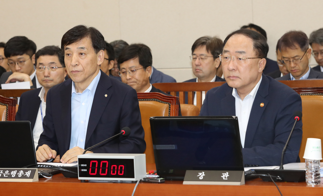 미중 및 한일 무역분쟁 등 대외환경 악화에 수출·투자 동반감소, 소비 부진 등으로 우리경제가 장기침체 국면에 빠져들 가능성이 높아지고 있다. 사진은 지난 22일 국회 기획재정위원회에서 의원들의 질의를 듣고 있는 홍남기 부총리 겸 기획재정부 장관과 이주열 한국은행 총재로, 이들은 당초 전망했던 올해 성장률 달성이 쉽지 않다고 밝혔다. [연합]