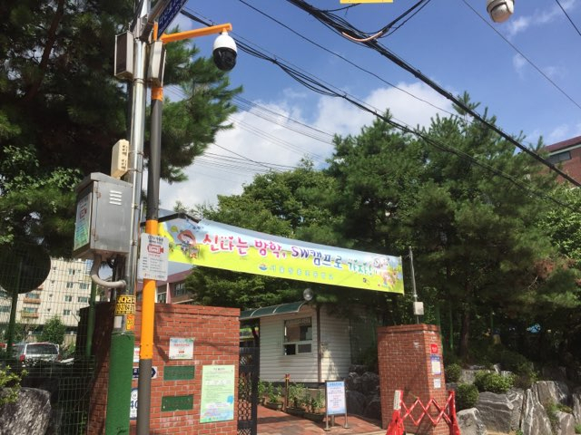 장충초등학교 앞 이동식 CCTV 설치 모습. [중구 제공]