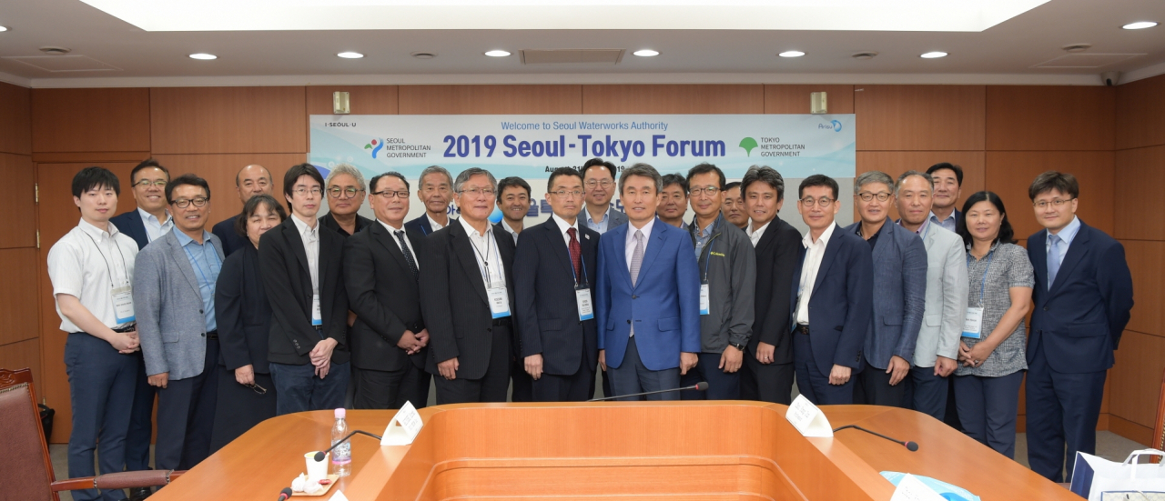서울시 상수도사업본부에 방문한 '2019 서율 도쿄 포럼' 일본 방문단이 상수도사업본부 관계자들과 함께 기념촬영을 하고있다.
