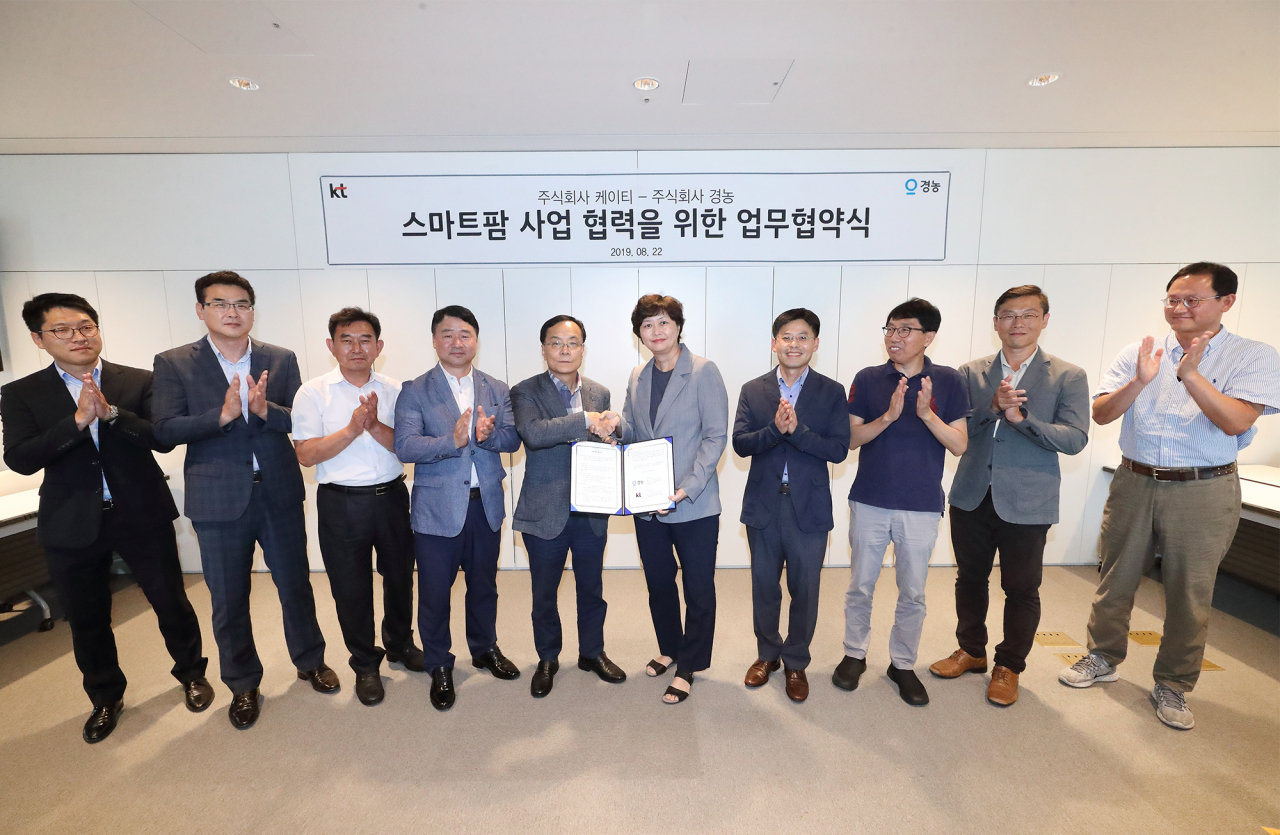 KT와 농산업 전문기업 경농은 노지작물과원 스마트팜 사업협력을 위한 업무협약을 체결했다. KT와 경농 관계자들이 업무 협약을 체결하고 기념촬영을 하고 있다.[KT 제공]