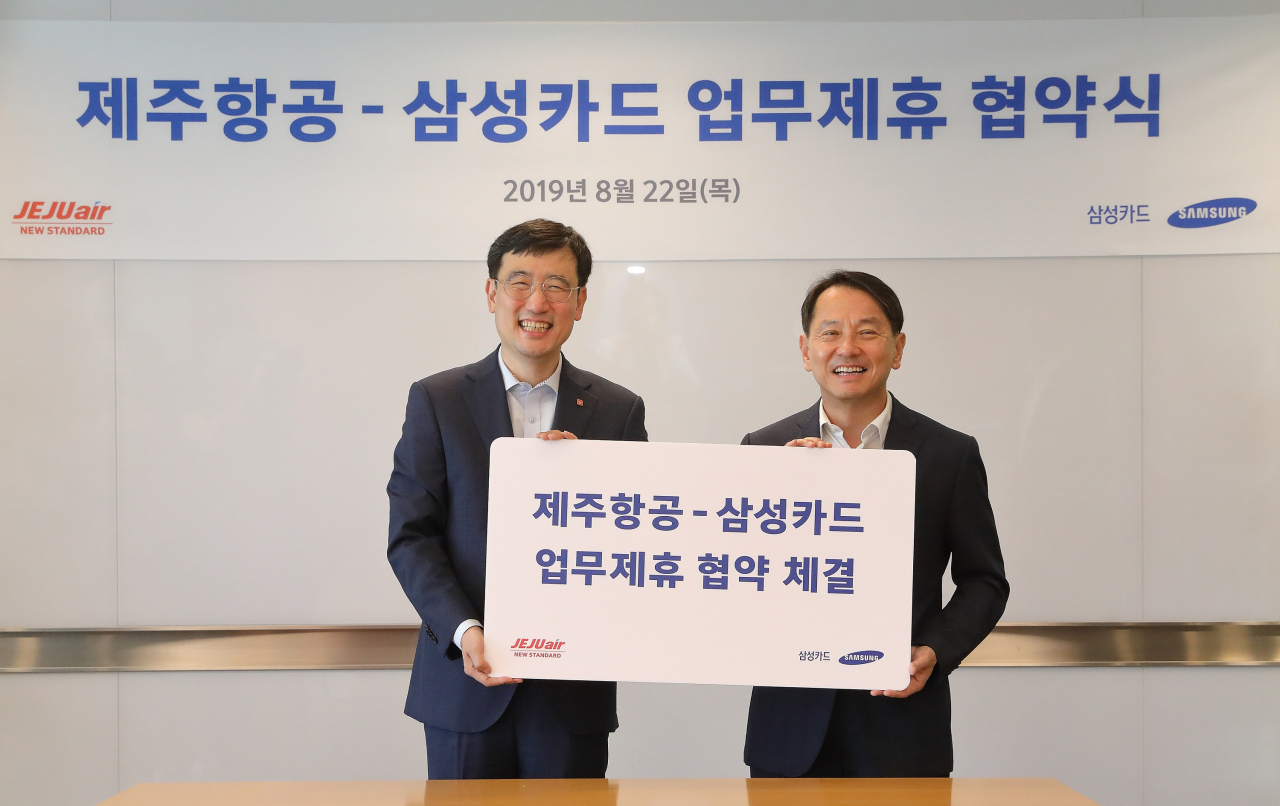 지난 22일 서울 중구 삼성카드 본사에서 열린 제주항공과 삼성카드의 업무제휴 협약식에서 원기찬(오른쪽) 삼성카드 사장과 이석주 제주항공 사장이 기념촬영을 하고 있다. [제주항공 제공]