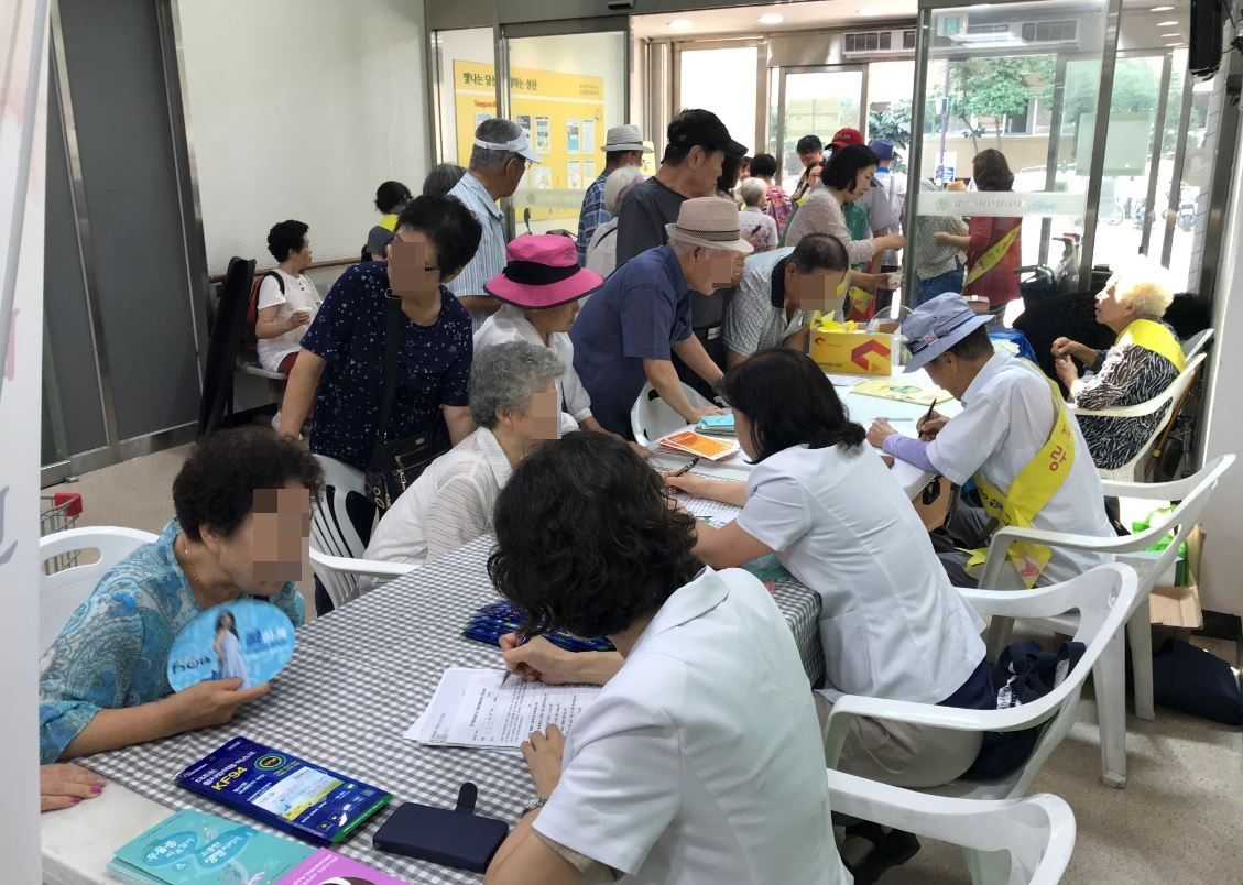 마포구 성산복지관에서 보건소 자살예방 전담요원들이 자살예방을 위한 선별검사를 진행하는 모습. [마포구 제공]