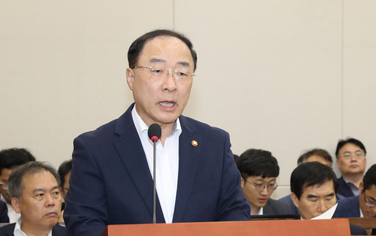 홍남기 경제부총리가 22일 오후 계속된 국회 기획재정위원회 전체회의에서 현안보고를 하고 있다. [연합]