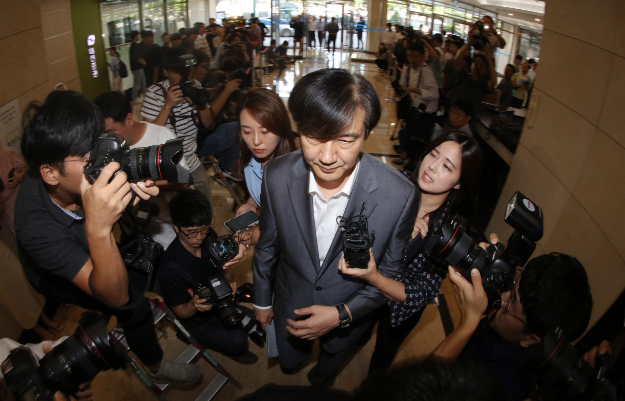 조국 법무부 장관 후보자가 23일 오전 인사청문회 준비 사무실이 마련된 서울 종로구 적선현대빌딩으로 출근하고 있다. 연합뉴스