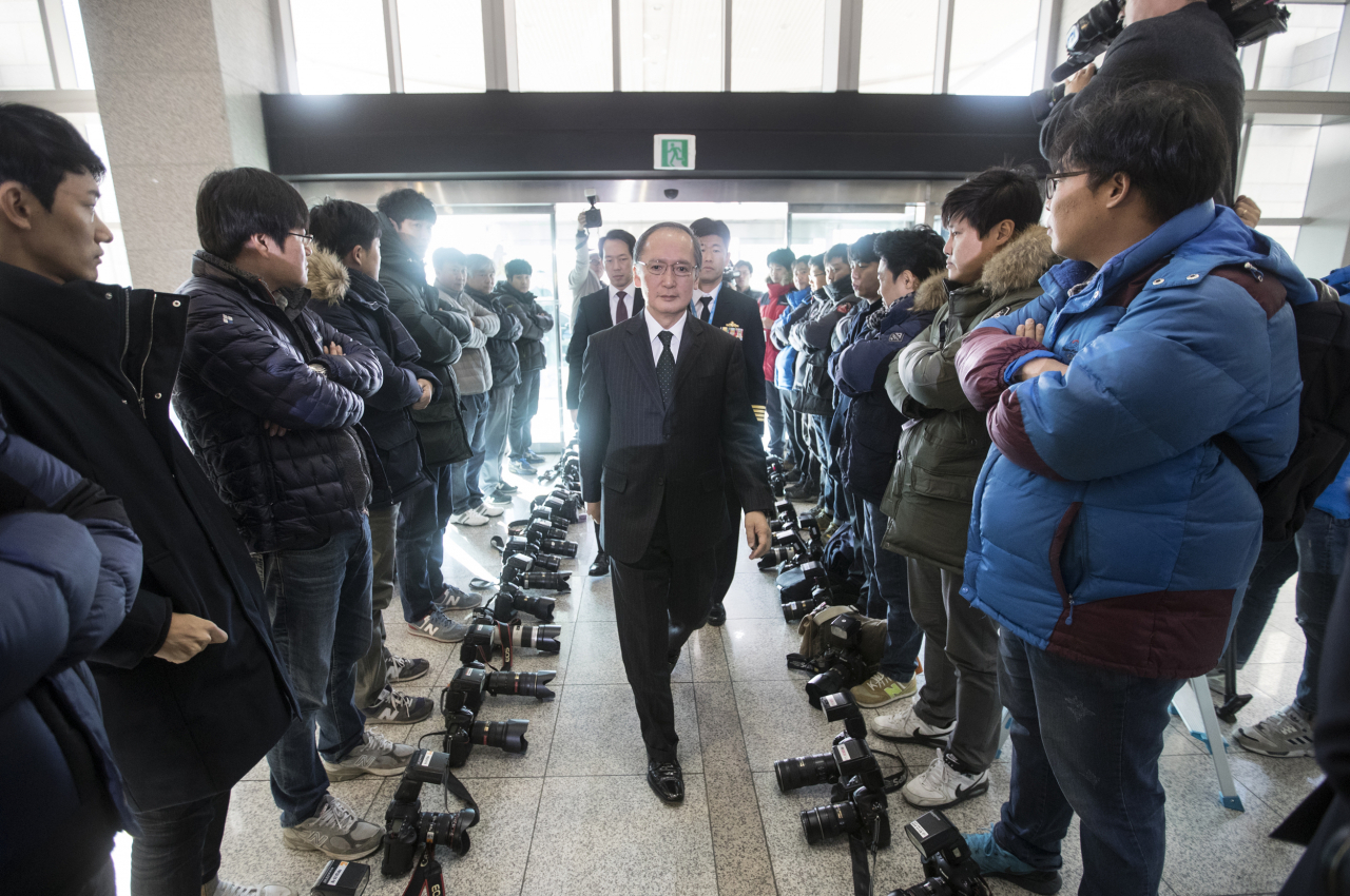 지난 2016년 11월 23일 한일군사정보보호협정에 서명하기 위해 서울 국방부 청사로 들어오는 나가미네 야스마사 주한 일본대사 주위에 선 사진기자들이 카메라를 내려놓고 취재거부를 하고 있다.[연합]