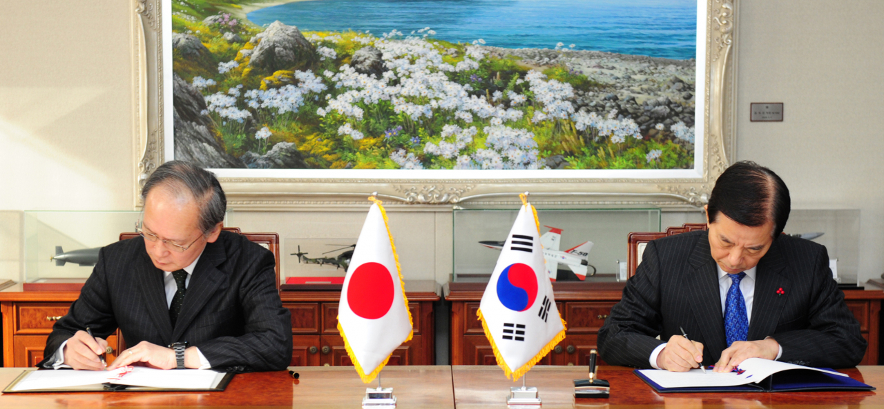 지난 2016년 11월 23일 서울 용산구 국방부에서 당시 한민구 국방부 장관과 나가미네 야스마사 주한일본대사가 군사비밀정보보호협정(GSOMIA)을 체결하고 있다.[연합]