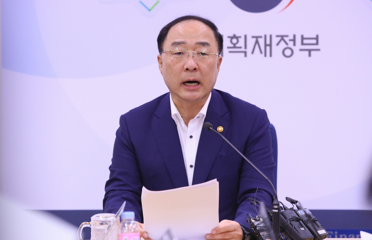 홍남기 경제부총리가 23일 세종시 정부세종청사 기획재정부 기자실을 찾아 출입기자단에게 경제 현안에 관해 설명하고 있다. [연합]