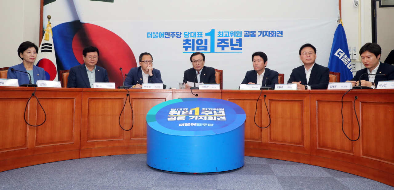 더불어민주당 이해찬 대표가 23일 오전 국회에서 당 대표-최고위원 취임 1주년 공동 기자회견을 하고 있다. 연합뉴스