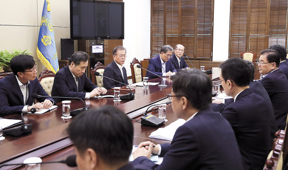 문재인 대통령이 22일 오후 청와대에서 한일군사정보보호협정(GSOMIA·지소미아) 관련 국가안전보장회의(NSC) 상임위 회의 내용을 보고받고 있다. [연합]