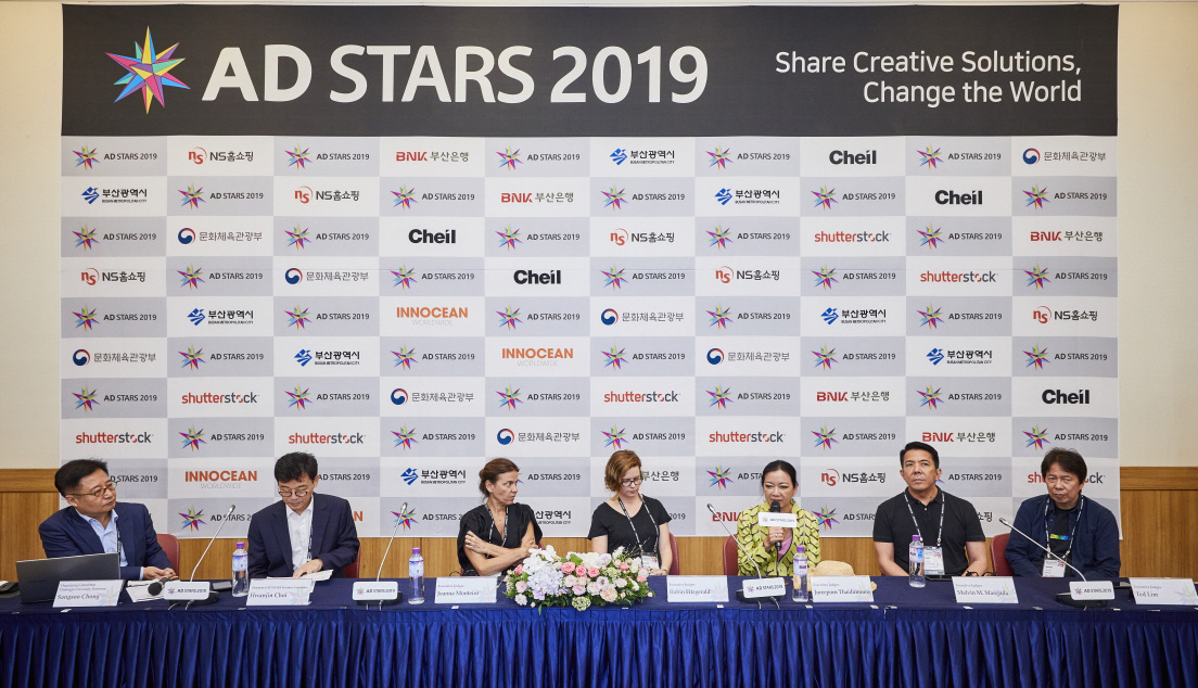 22일 오후 부산 벡스코 컨벤션홀에서 열린 2019 부산국제광고제 집행위원장과 심사위원장 등이 기자회견을 하고 있다. [부산국제광고제 제공]