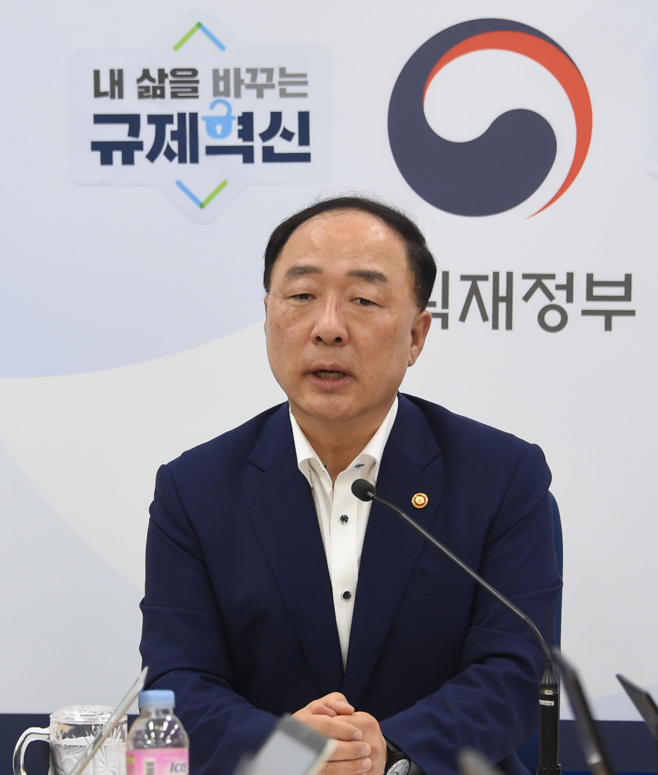 홍남기 부총리 겸 기획재정부 장관이 23일 정부세종청사 기재부 기자실을 방문, 최근 경제 현안과 관련 기자간담회를 하고 있다. ［헤럴드 DB］