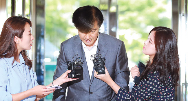 조국 법무부 장관 후보자가 23일 오전 인사청문회 준비 사무실이 마련된 서울 종로구 적선 현대빌딩으로 출근하며 인사하고 있다. 조 후보자는 “국민 청문회가 열리면 모든 의혹에 답하겠다”며 여당이 제안한 ‘국민 청문회’에 참여하겠다는 뜻을 밝혔다. [연합]