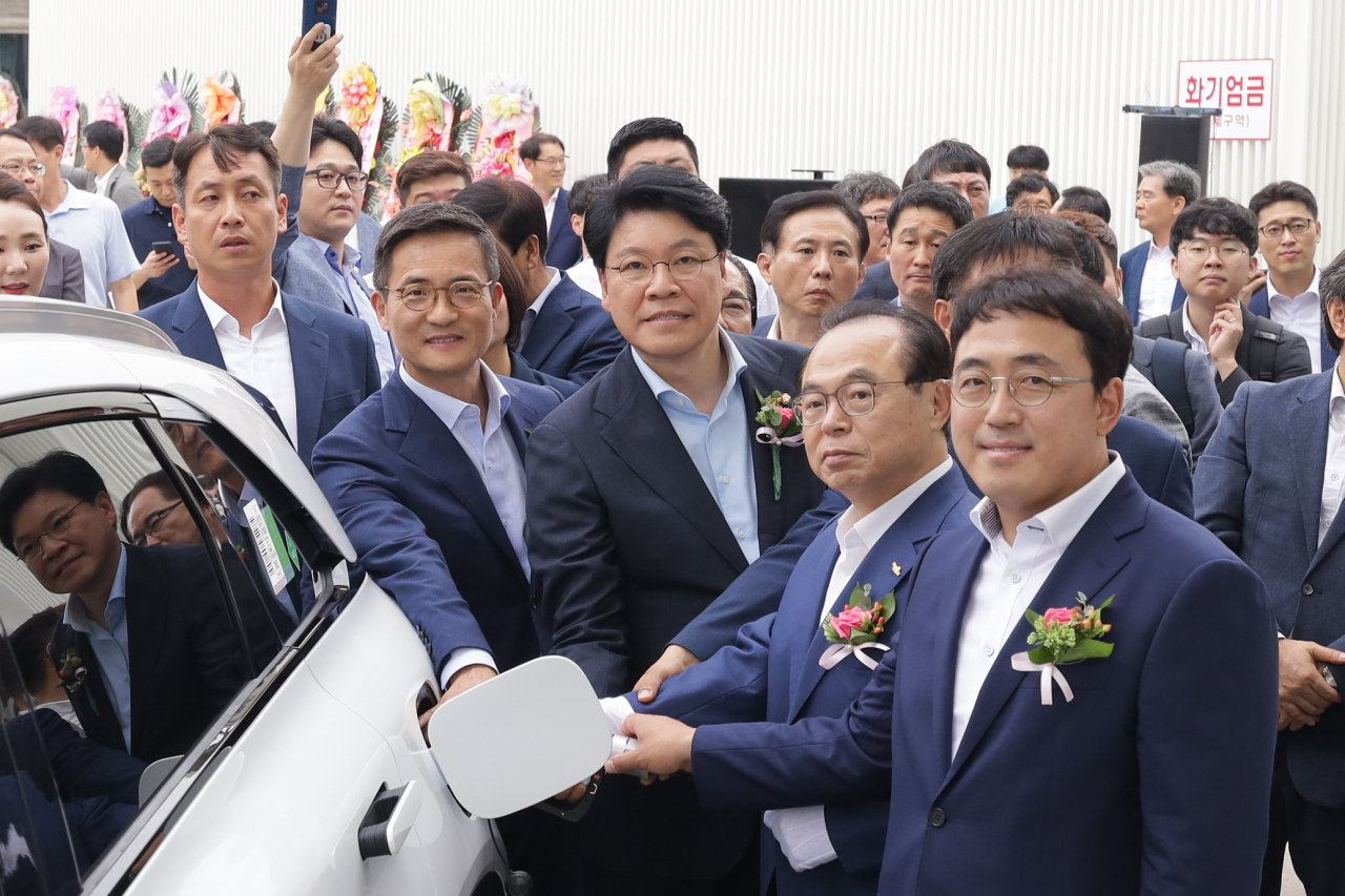 23일 부산광역시의 도심형 수소충전소 'H 부산 수소충전소'(부산 사상구 소재)의 준공식에서 (왼쪽부터) 이광국 현대자동차 국내사업본부장 부사장, 장제원 자유한국당 의원(부산 사상구), 오거돈 부산광역시장, 도경민 대도에너지 대표가 수소전기차 충전 시연 및 기념촬영을 하고 있다. [현대차 제공]