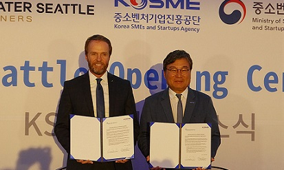 브라이언 맥고완 미국 시애틀경제개발공사 대표(왼쪽)와 중진공 이상직 이사장이 양국 스타트업 진출을 상호 지원하는 내용의 업무협약을 체결하고 있다. [중진공 제공]
