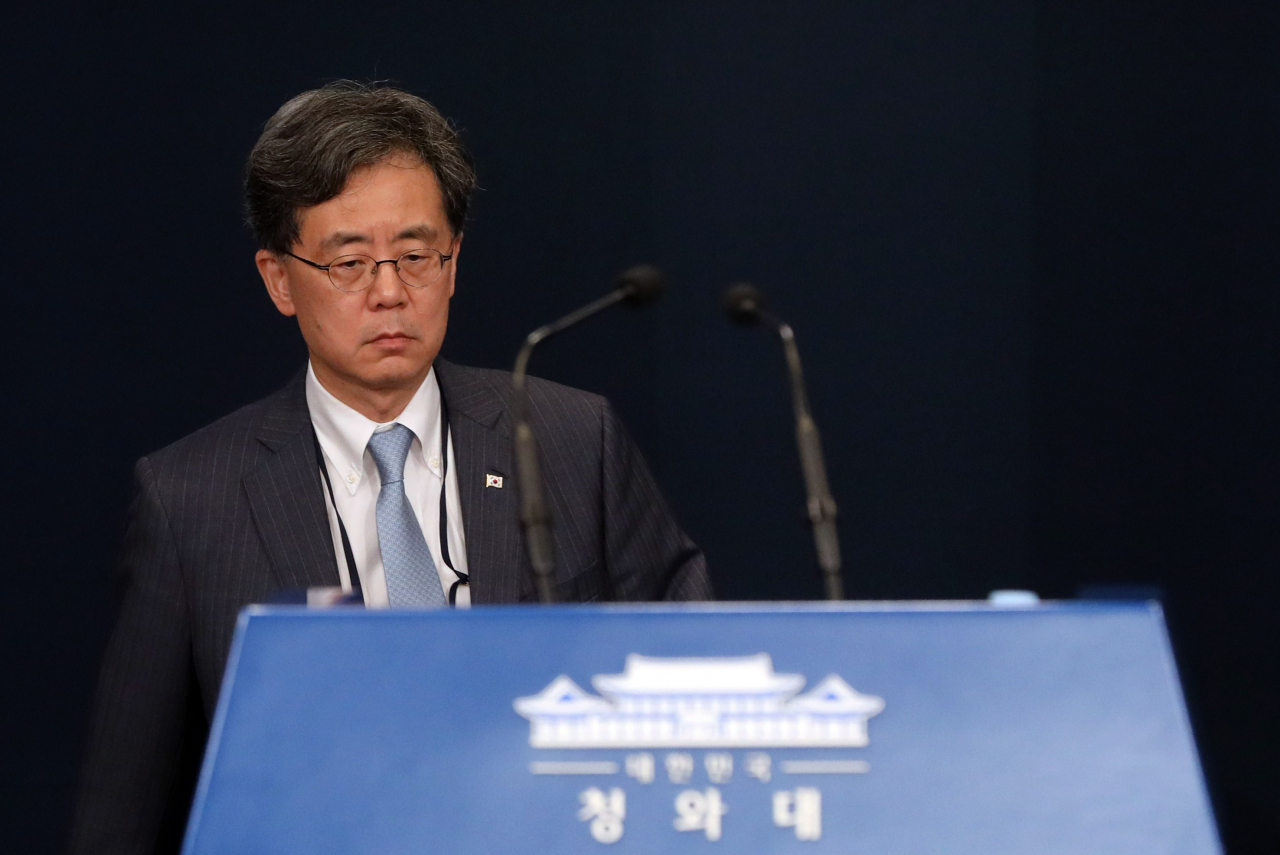 김현종 청와대 국가안보실 2차장이 23일 오후 청와대에서 지소미아 종료 관련 브리핑을 준비하고 있다. [연합]