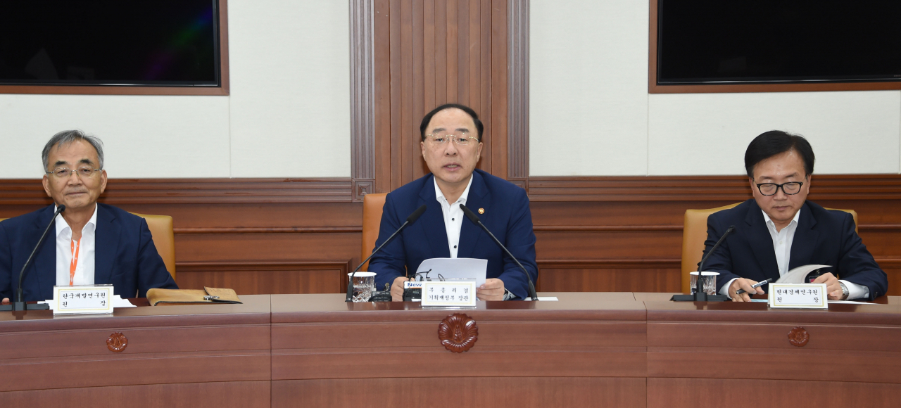 홍남기(가운데) 부총리 겸 기획재정부 장관이 23일 오후 광화문 정부서울청사에서 열린 주요 국책.민간 연구기관장들과의 간담회에서 모두발언을 하고 있다. ［기획재정부 제공］