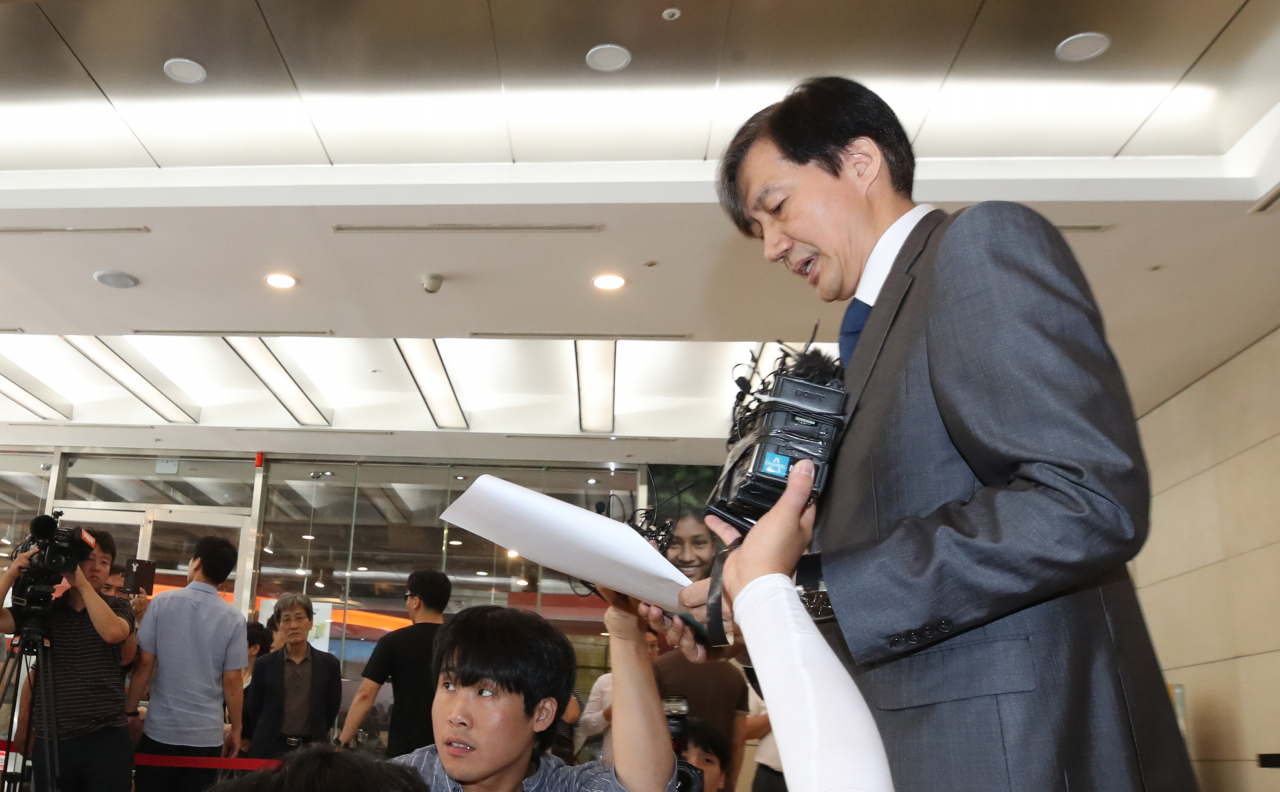 조국 법부무 장관 후보자가 23일 오후 인사청문회 준비 사무실이 마련된 서울 종로구 한 건물에서 입장문을 발표하고 있다. 연합뉴스