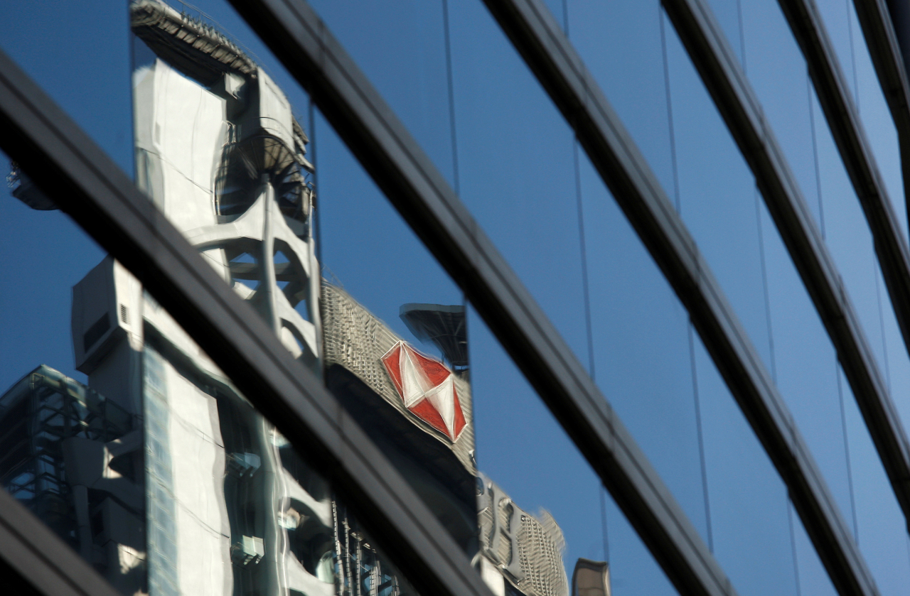 홍콩의 상업용 건물에 비춰 보이는 HSBC 본사 모습. [로이터]