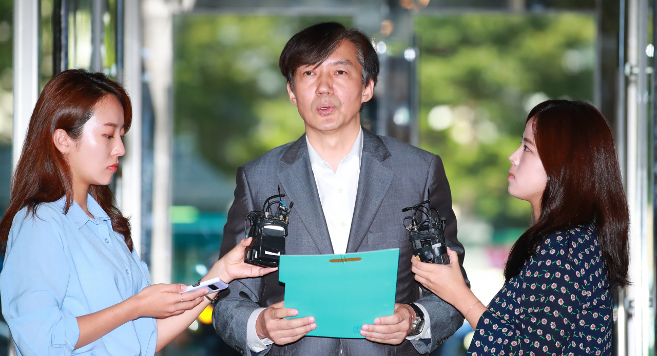조국 법무부 장관 후보자가 23일 오전 인사청문회 준비 사무실이 마련된 서울 종로구 적선 현대빌딩으로 출근하며 취재진의 질문에 답하고 있다. 연합뉴스