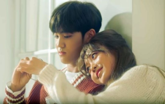 송유빈과 김소희가 함께 출연한 뮤직비디오의 한 장면.