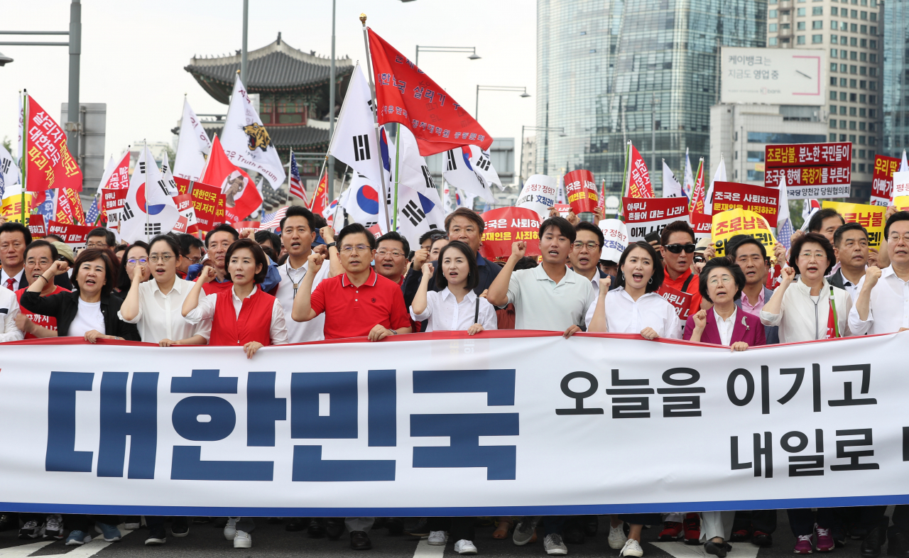 황교안 자유한국당 대표, 나경원 원내대표를 비롯한 의원들이 지난 24일 오후 서울 종로구 세종문화회관 앞에서 열린 문재인 대통령 규탄 시위를 마치고 청와대로 행진하고 있다. [연합]