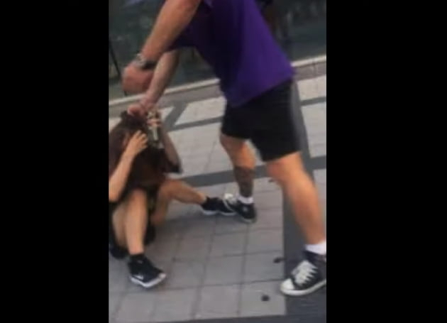 피해자가 공개한 한국인 남성의 폭행장면. 해당 개인 트위터