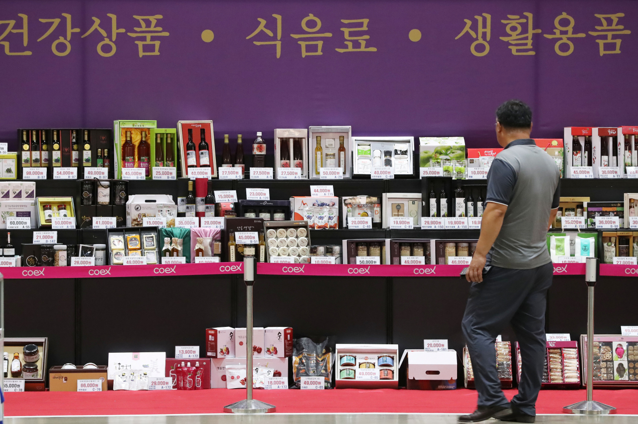 14일 오후 서울 강남구 코엑스에서 열린 '2019 한가위 명절선물전'을 찾은 한 시민이 전시된 선물세트들을 살펴보고 있다. 전시회는 17일까지 열린다. [연합뉴스]