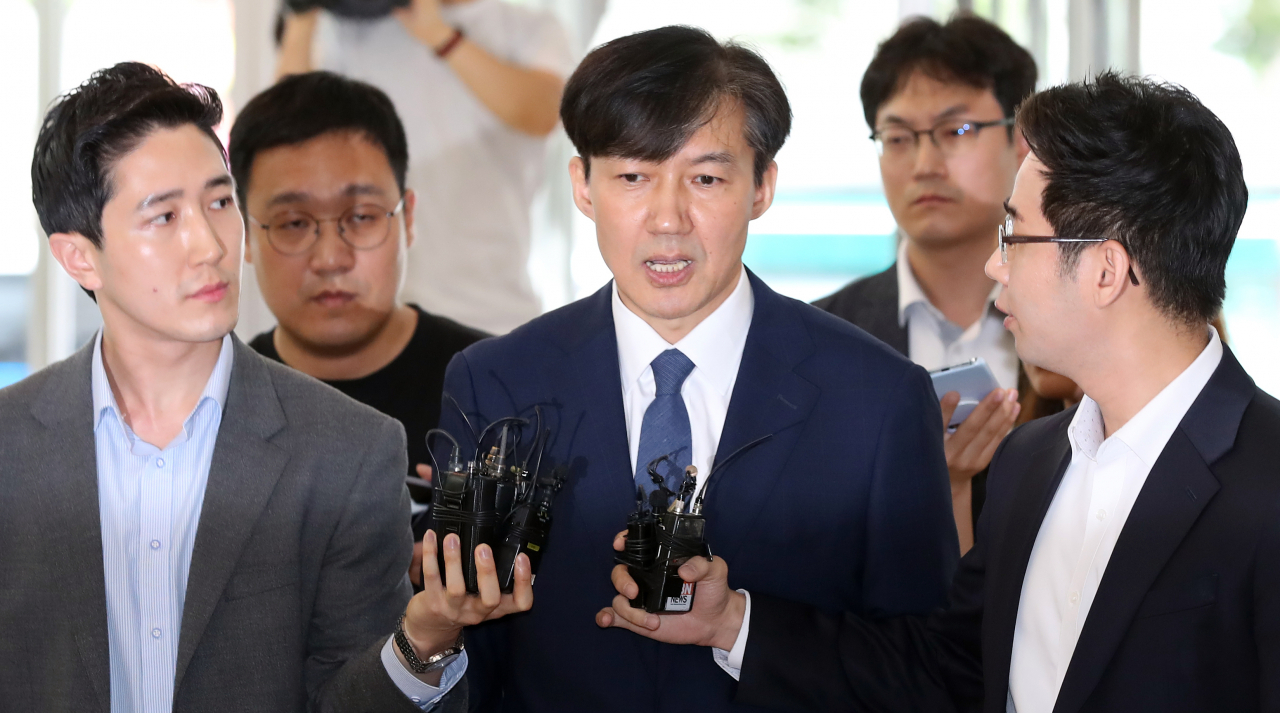 조국 법무부 장관 후보자가 일요일인 25일 서울 종로구 적선현대빌딩에 꾸려진 인사청문회 준비단 사무실로 출근하고 있다. [사진=연합뉴스]