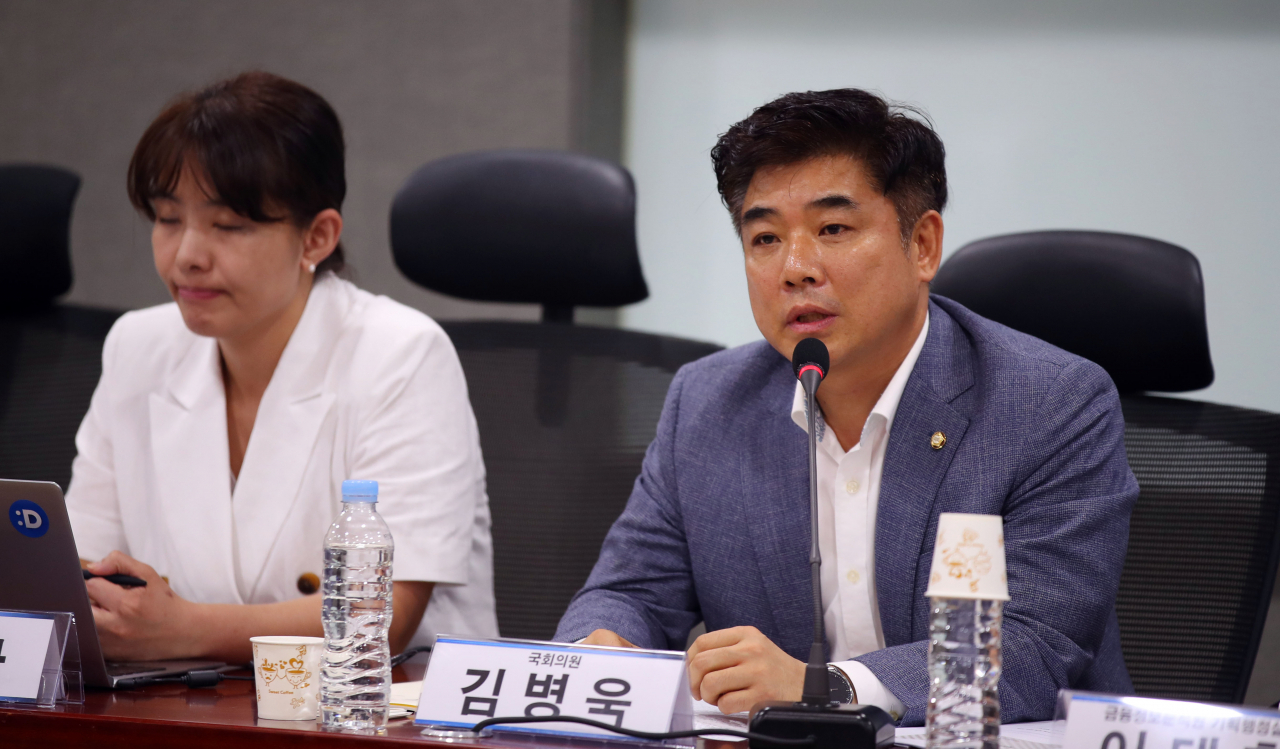 더불어민주당 김병욱 의원(오른쪽)이 6일 여의도 국회 의원회관 9간담회실에서 열린 가상자산 거래 투명화를 위한 입법 공청회에서 발언하고 있다. 연합뉴스
