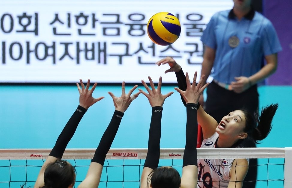 25일 서울 잠실실내체육관에서 열린 아시아여자배구선수권대회 3위 결정전 한국과 중국의 경기. 한국의 주포 김연경이 강스파이크를 때리고 있다. 한국이 3-0으로 완승했다. [연합]