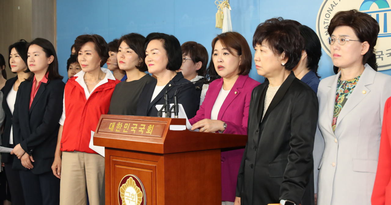 박인숙, 최연혜, 송희경, 윤종필, 전희경, 신보라 의원 등 자유한국당 여성 국회의원과 여성당원 등이 25일 오후 국회 정론관에서 기자회견을 열고 발언하고 있다.[사진=연합뉴스]