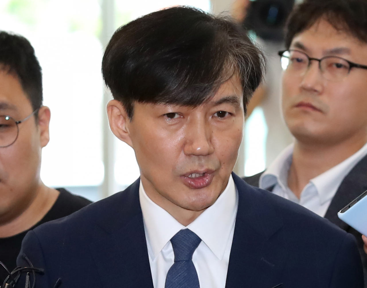 조국 법무부 장관 후보자가 일요일인 25일 서울 종로구 적선현대빌딩에 꾸려진 인사청문회 준비단 사무실로 출근하고 있다. [연합]