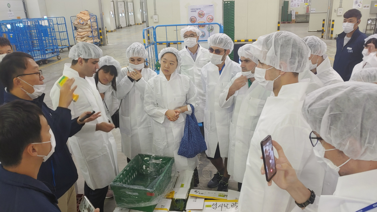 아제르바이잔 식품조달공급공사 직원들이 경기농진을 방문했다.[경기농진 제공]