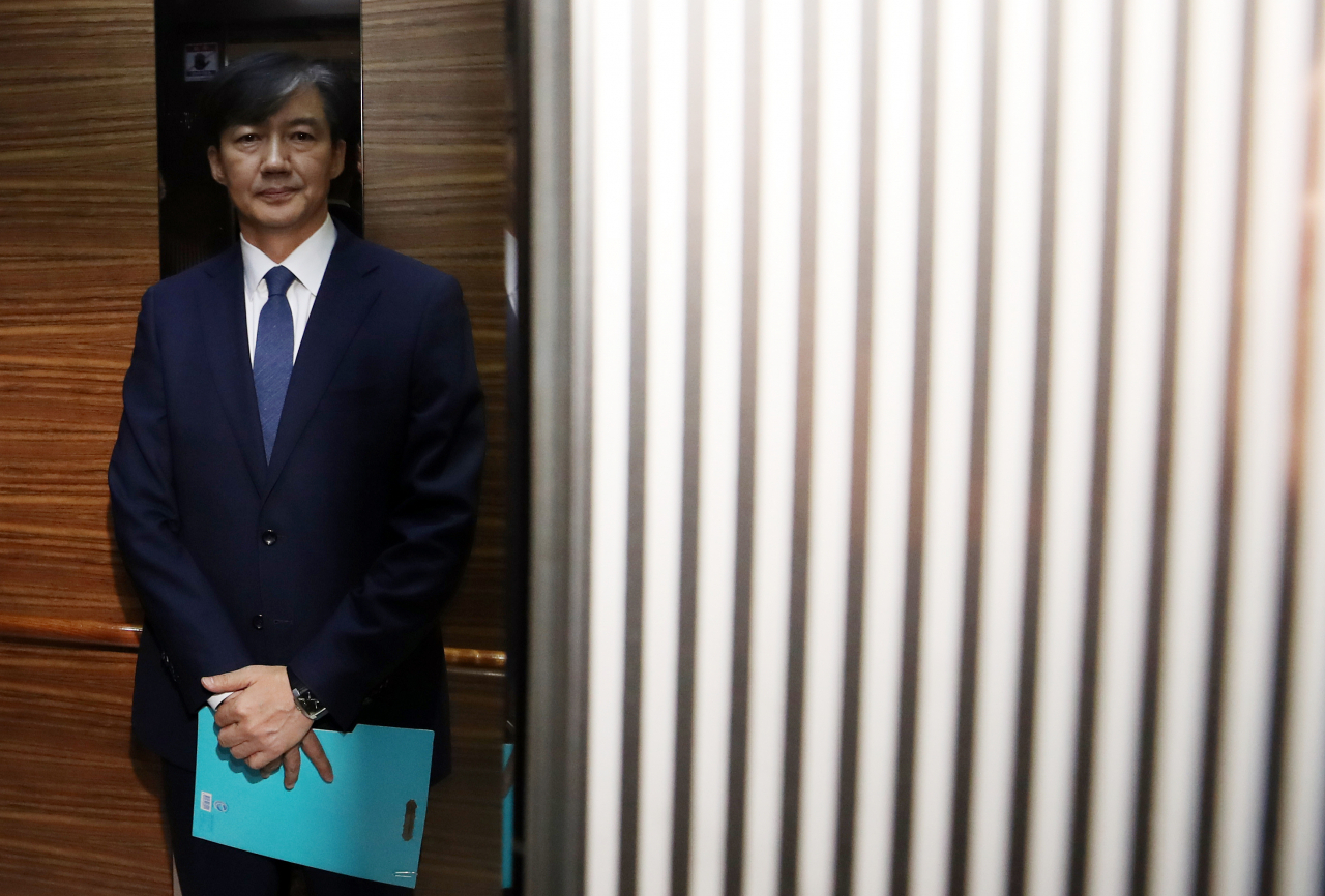 조국 법무부 장관 후보자가 일요일인 25일 서울 종로구 적선현대빌딩에 꾸려진 인사청문회 준비단 사무실로 출근하고 있다. [연합]