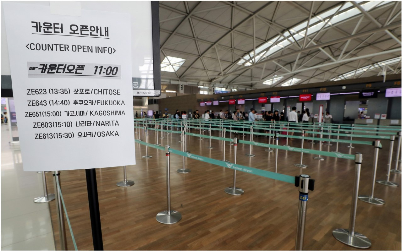 인천공항 출국장의 한산한 일본행 카운터 [연합]