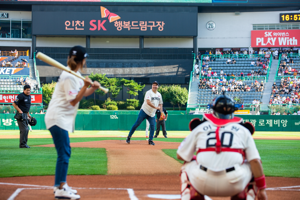 쉐보레(Chevrolet)가 프로야구 정규 시즌 기간 동안 인천 SK 행복드림 구장에서 다양한 이벤트와 즐길 거리로 프로야구 팬들을 만난다. 사진은 지난 25일 ‘쉐보레 브랜드 데이’를 맞아 한국지엠 카허 카젬(Kaher Kazem) 사장이 SK 행복드림 구장에서 SK와이번스와 기아타이거즈 경기에 앞서 시구를 하는 모습. [한국지엠 제공]