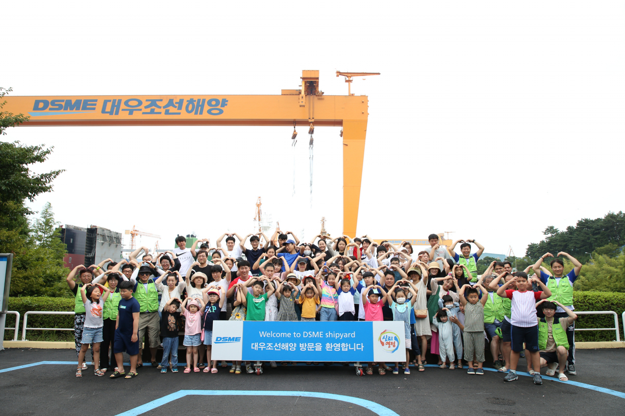 대우조선해양 새싹의 소리회 봉사단이 지난 25일 거행된 ‘새생명 바다축제’ 행사에서 백혈병 소아암 환아 및 가족들을 초청해 대우조선해양을 견학하고 기념촬영을 하고 있다.[대우조선해양 제공]