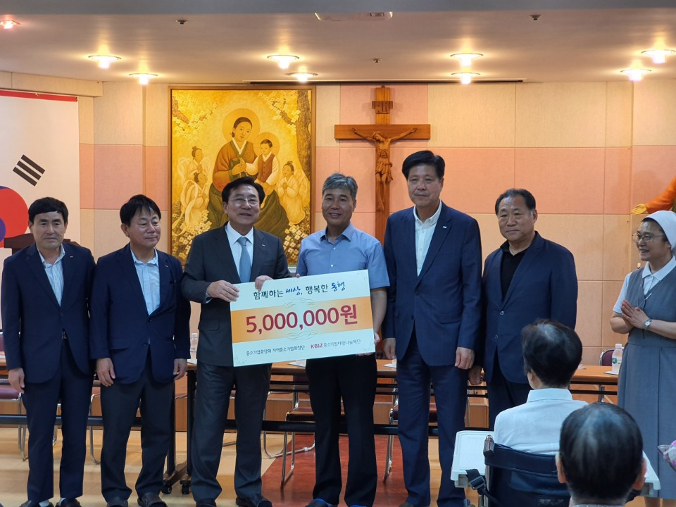 지난 25일 중소기업중앙회와 지역중소기업회장단협의회가 추석을 앞두고 인천에 있는 노인요양시설 '샤미나드의 집'에 성금 500만원을 전달했다. 김기문 중소기업중앙회 회장(왼쪽 세번째)이 이명재 '샤미나드의 집' 원장 등과 함께 사진촬영을 하고 있다.